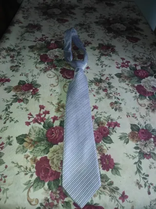 Corbata de rayas grises y blancas