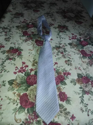Corbata de rayas grises y blancas