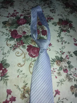 Corbata de rayas grises y blancas