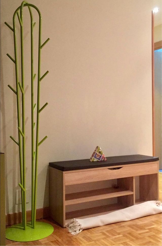 Perchero de diseño verde como nuevo