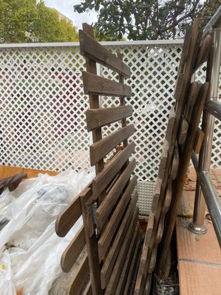 Vallas de madera con puerta y postes