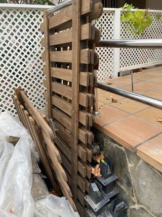 Vallas de madera con puerta y postes