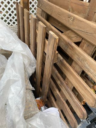 Vallas de madera con puerta y postes