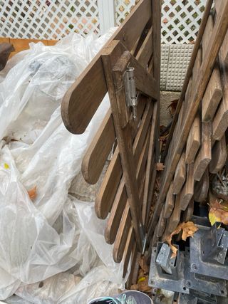 Vallas de madera con puerta y postes