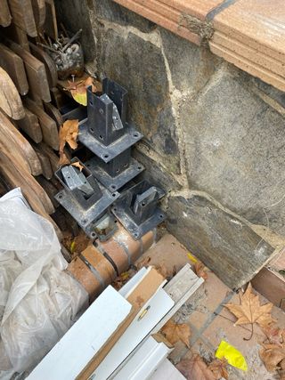 Vallas de madera con puerta y postes