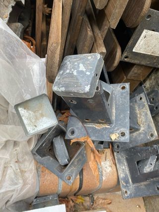 Vallas de madera con puerta y postes