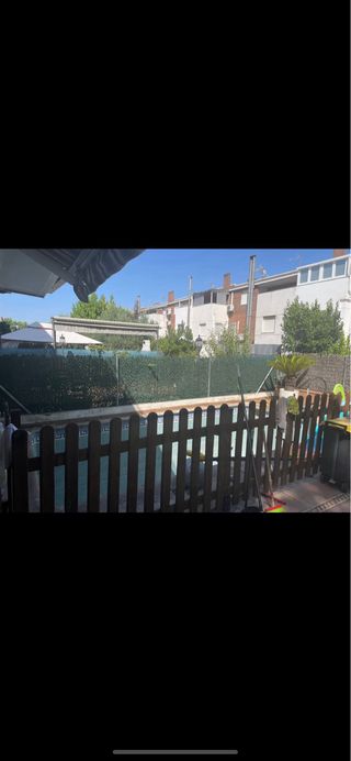 Vallas de madera con puerta y postes