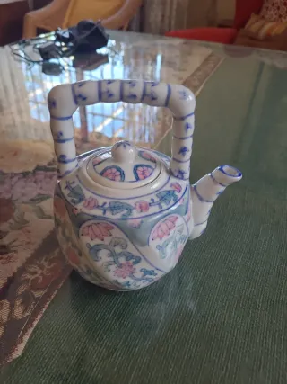 Tetera de porcelana decorada