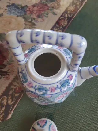 Tetera de porcelana decorada