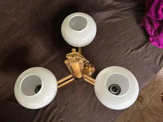 Lámpara de techo antigua dorada y blanca