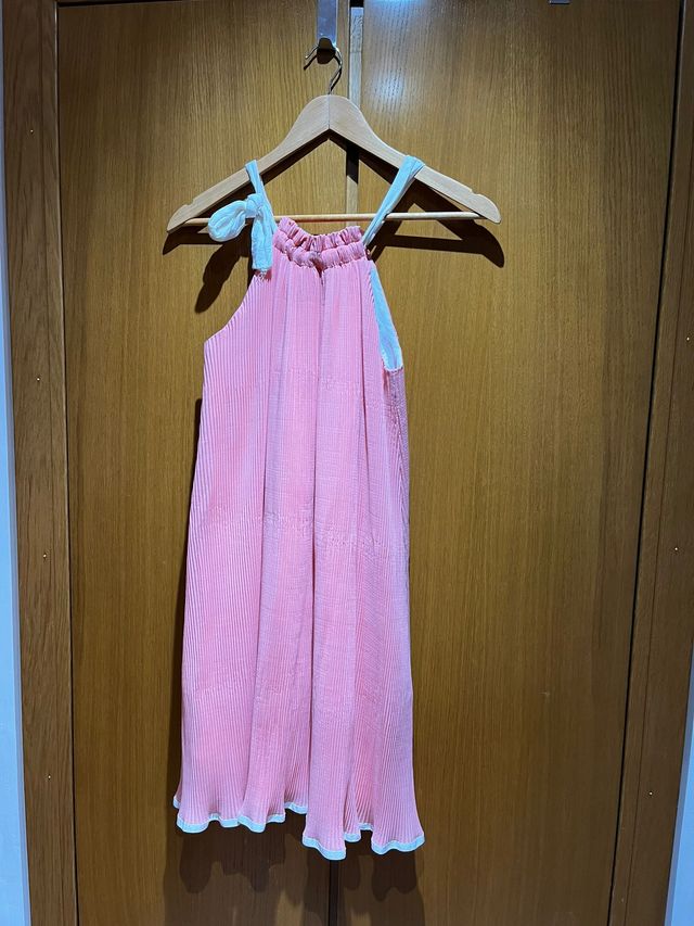 Vestido rosa plisado con tirantes
