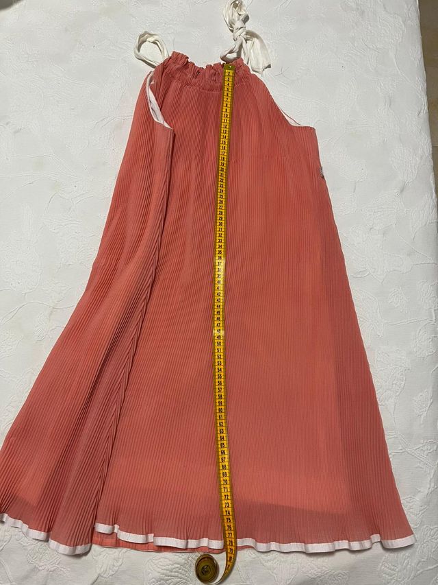 Vestido rosa plisado con tirantes