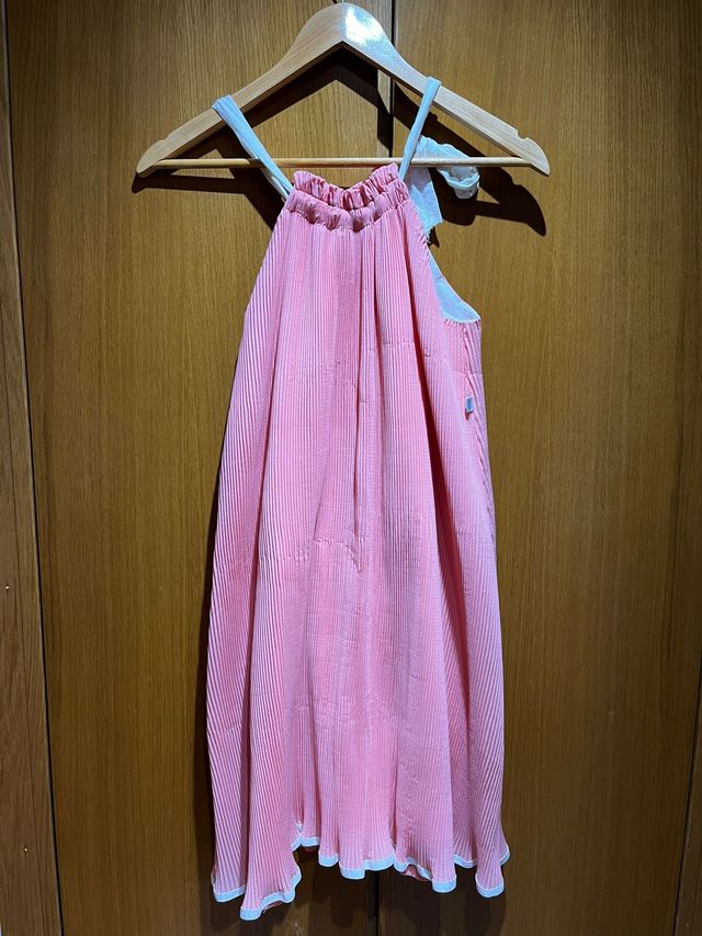 Vestido rosa plisado con tirantes