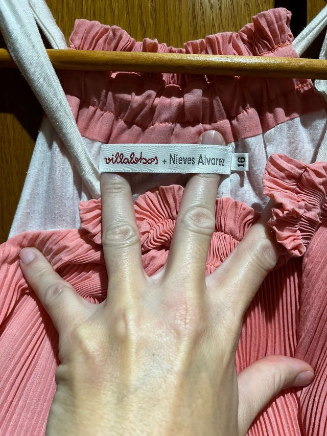 Vestido rosa plisado con tirantes