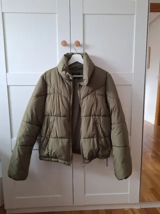Cazadora plumas verde Bershka M