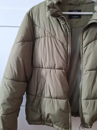 Cazadora plumas verde Bershka M