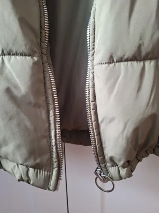 Cazadora plumas verde Bershka M