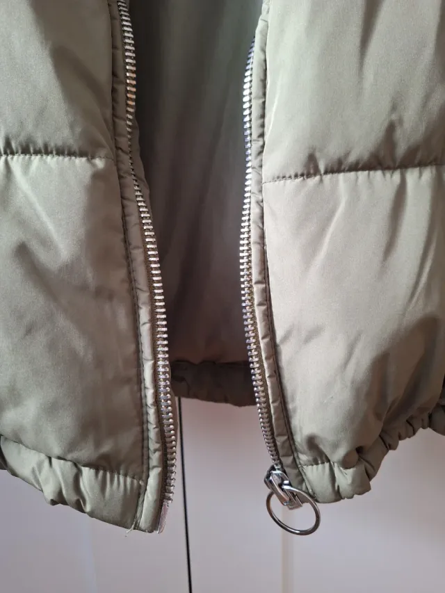 Cazadora plumas verde Bershka M