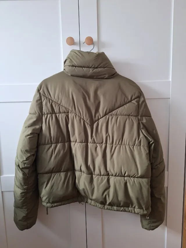 Cazadora plumas verde Bershka M