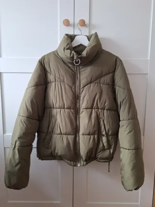 Cazadora plumas verde Bershka M