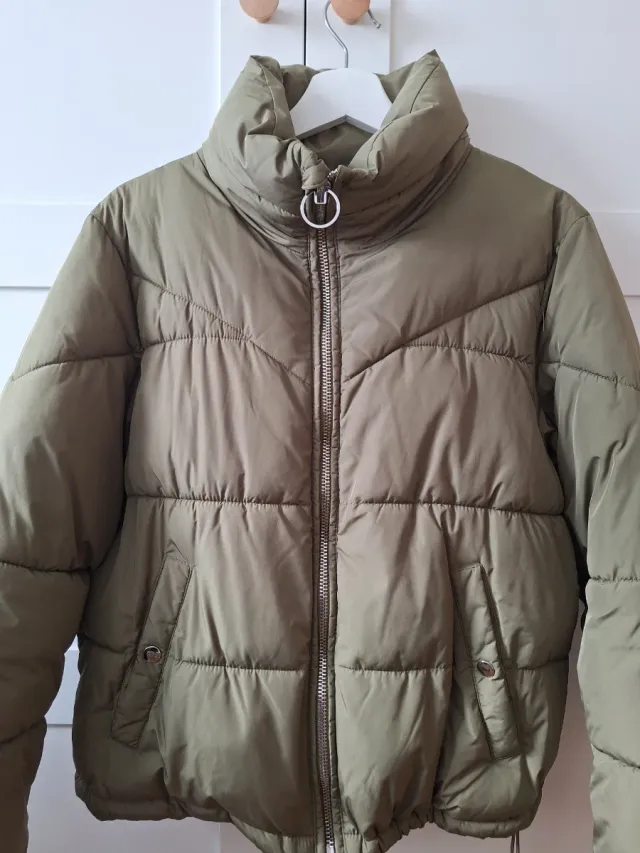 Cazadora plumas verde Bershka M