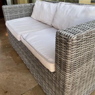 Sofá 2 plazas mimbre gris y blanco