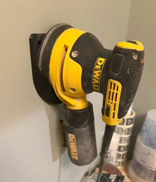 Soporte de pared para lijadora orbital Dewalt