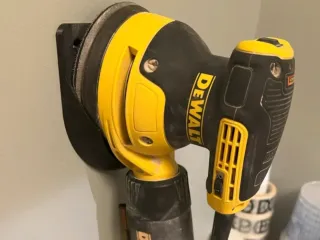 Soporte de pared para lijadora orbital Dewalt