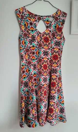 Vestido estampado multicolor con escote