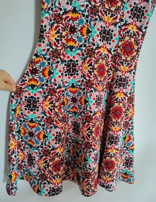 Vestido estampado multicolor con escote