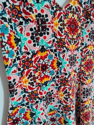 Vestido estampado multicolor con escote