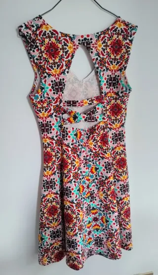 Vestido estampado multicolor con escote