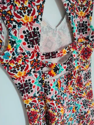 Vestido estampado multicolor con escote