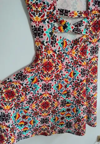 Vestido estampado multicolor con escote