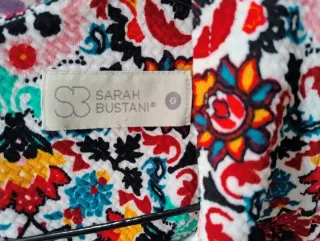 Vestido estampado multicolor con escote