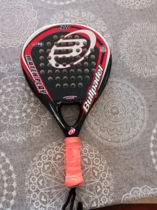 Raqueta de pádel Bullpadel 38, con algunos roces.