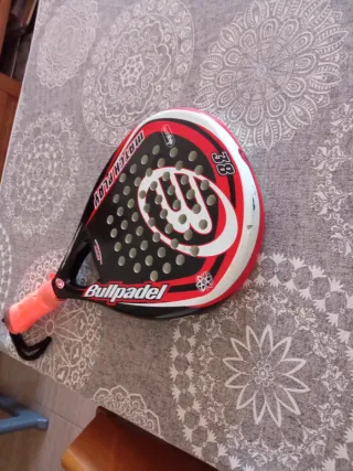 Raqueta de pádel Bullpadel 38, con algunos roces.