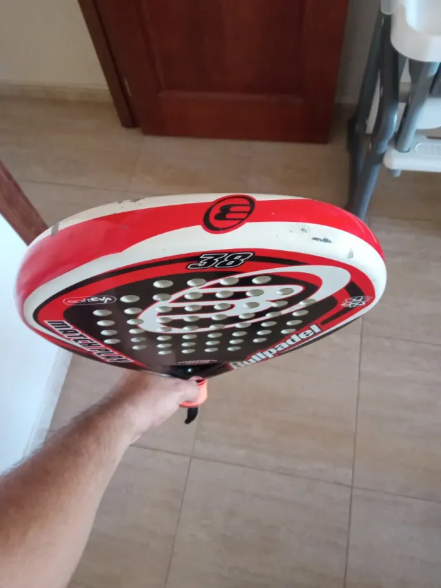 Raqueta de pádel Bullpadel 38, con algunos roces.