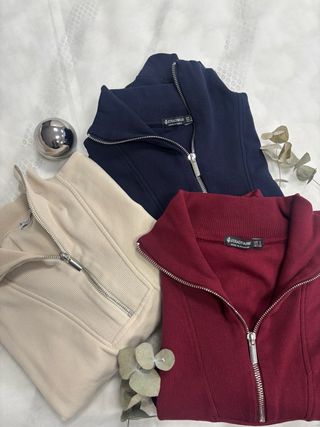 3 Jerséis Stradivarius (Beige, Azul, Rojo)