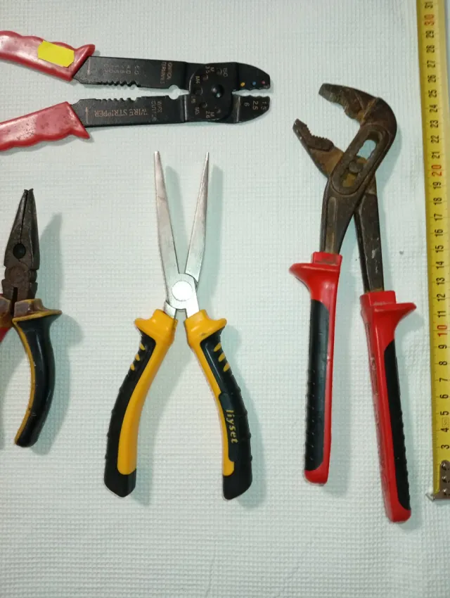 Juego de herramientas: alicates y pelacables