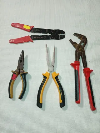 Juego de herramientas: alicates y pelacables