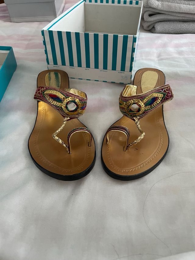 Sandalias doradas para disfraz