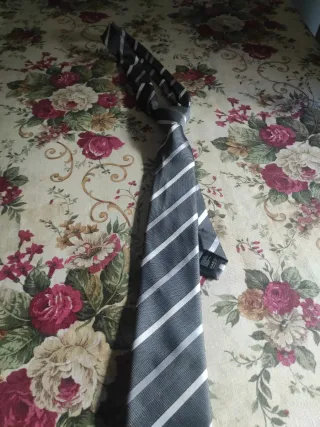 Corbata rayas grises y plateadas