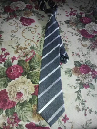 Corbata rayas grises y plateadas