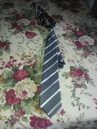 Corbata rayas grises y plateadas