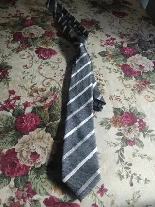 Corbata rayas grises y plateadas