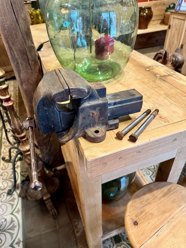 Tornillo antiguo de banco de trabajo