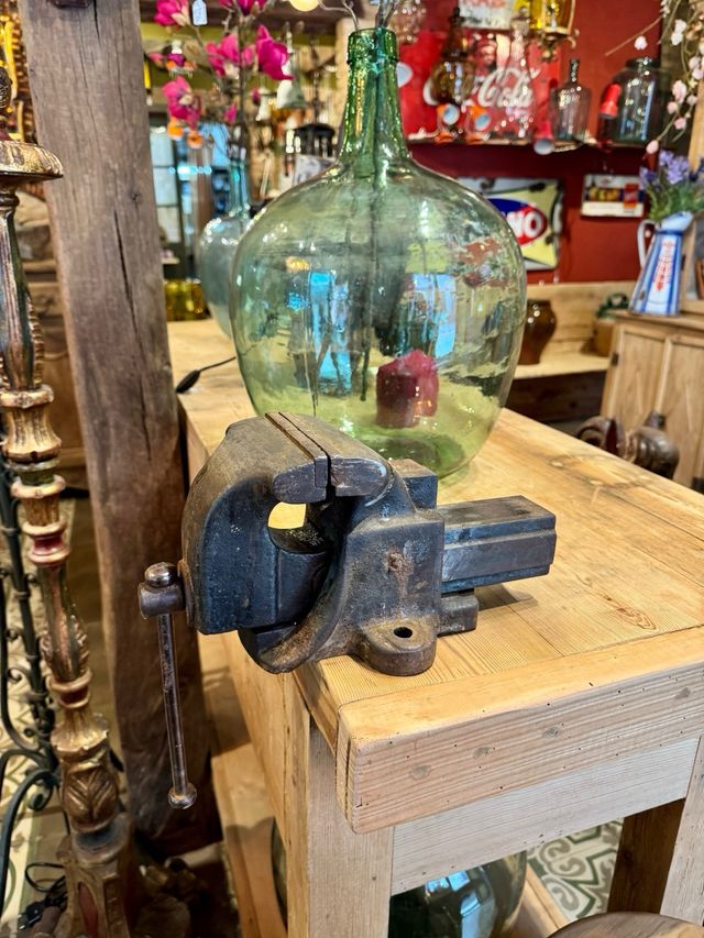 Tornillo antiguo de banco de trabajo