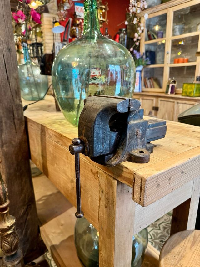 Tornillo antiguo de banco de trabajo