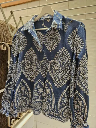 Blusa efecto vaquero bordada